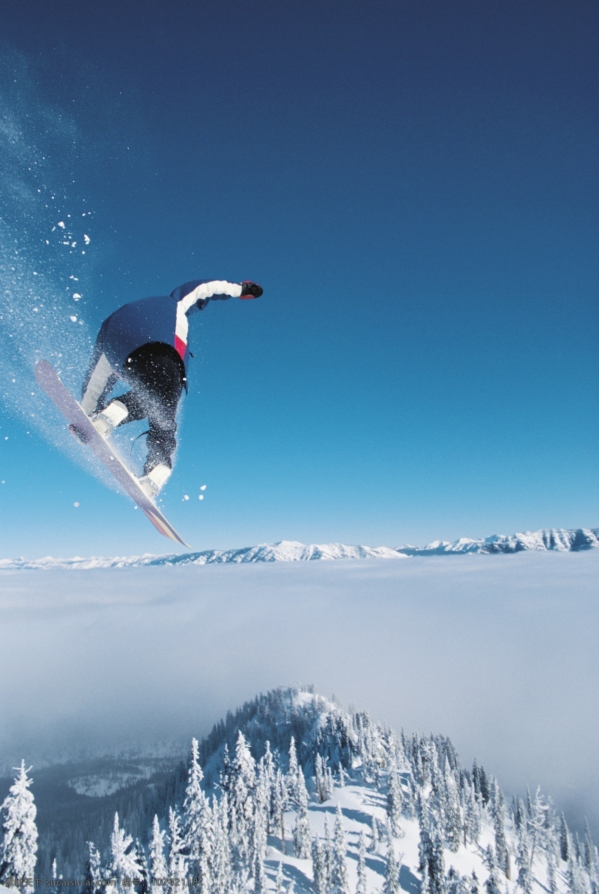 腾空 飞跃 滑雪 运动员 高清 冬天 雪地运动 划雪运动 极限运动 体育项目 运动图片 生活百科 风景 雪景 雪山风光 摄影图片 高清图片 体育运动 蓝色