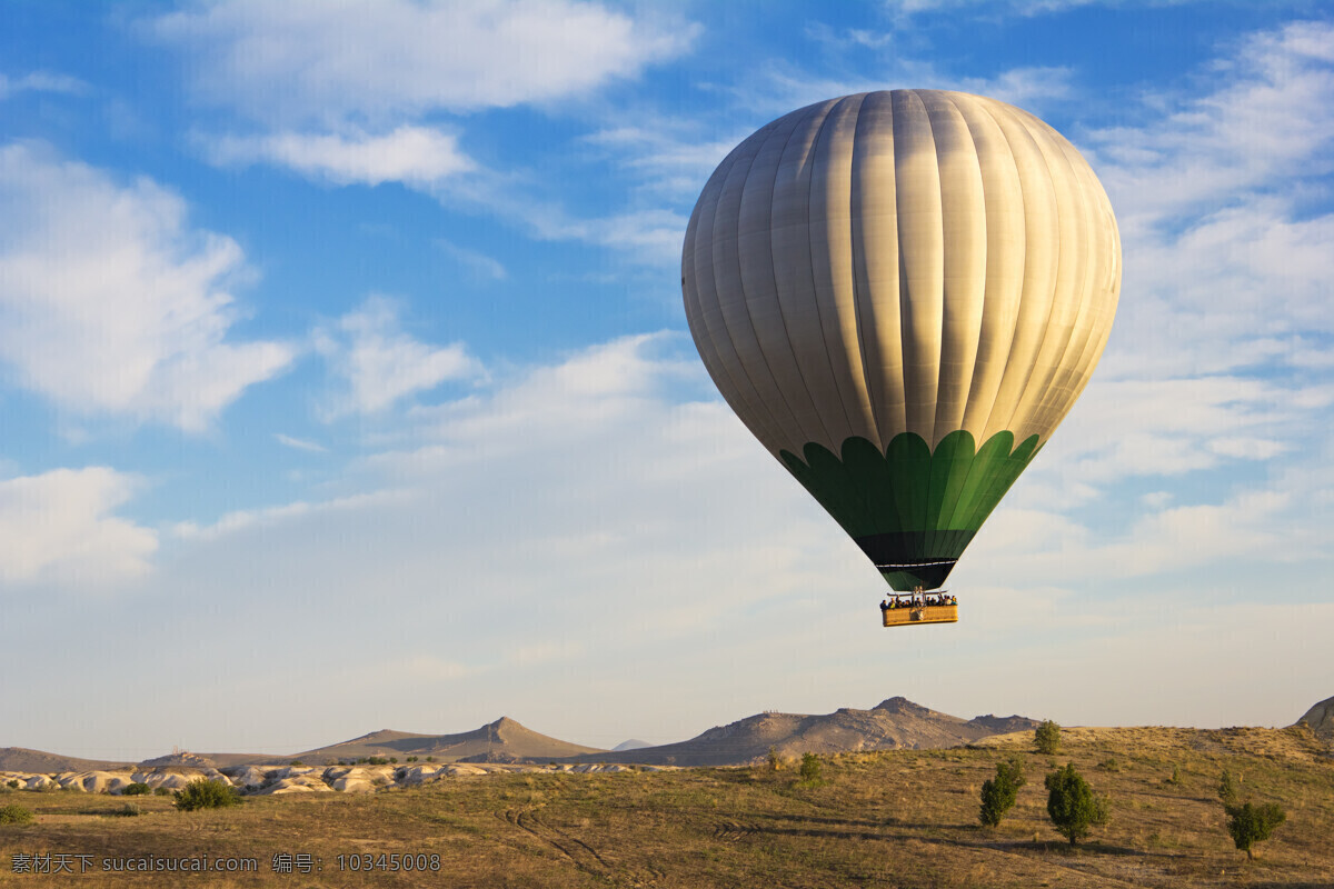 天空 中 飞翔 热气球 蓝天 白云 高山 树 枯草 飞翔的热气球 其他类别 生活百科 灰色