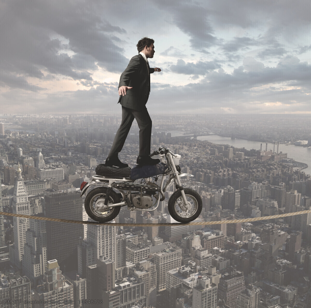 钢丝 绳上 骑 摩托车 男人 外国男人 高空 钢丝绳 城市 高楼 职业人物 商务人士 人物图片