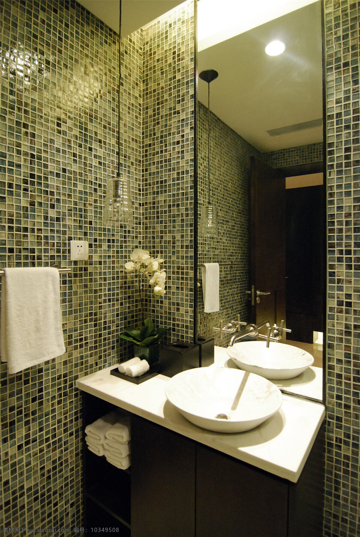 现代 金色 细 格子 背景 墙 卫生间 室内装修 效果图 白色洗手台 木制柜子 浴室装修 金色背景墙