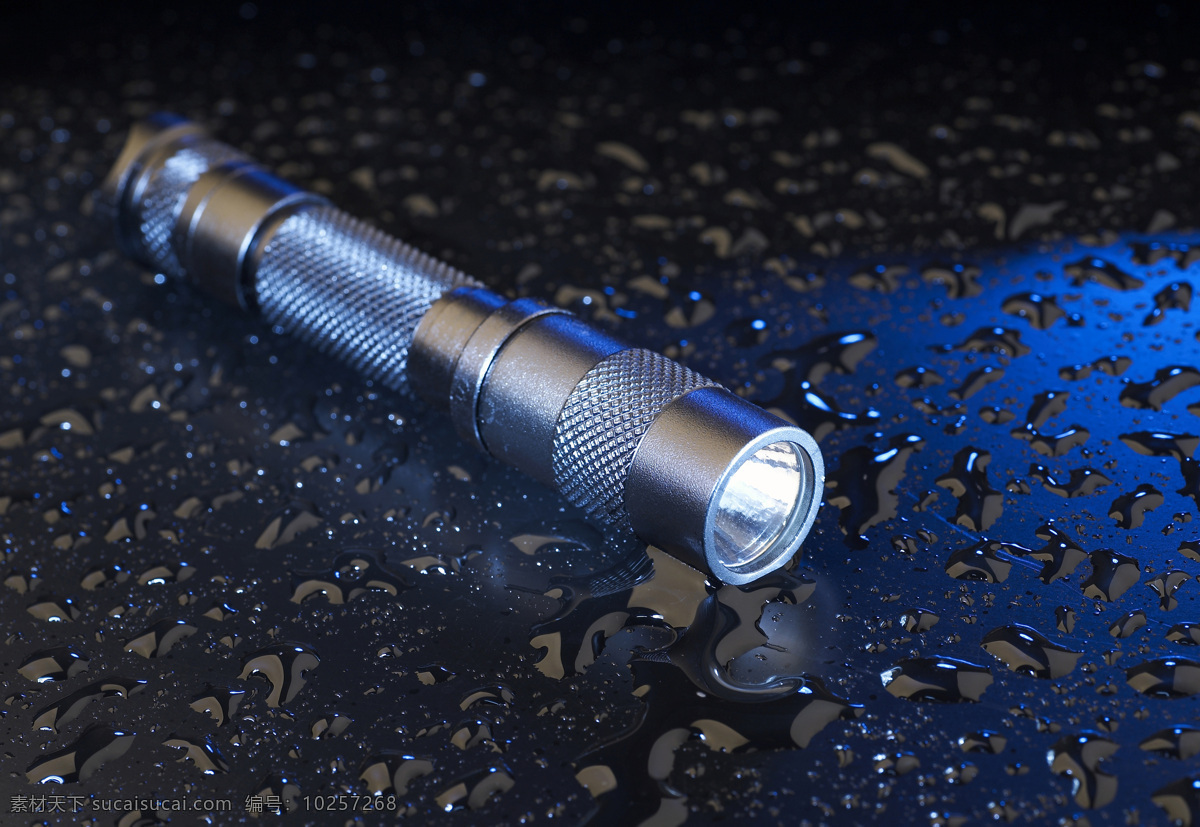 手电筒 高级手电筒 岩石 蓝光 水珠 工业生产 现代科技