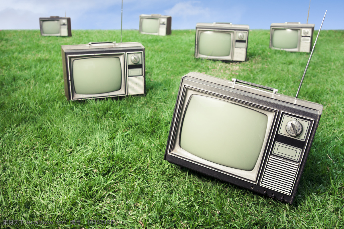 草地 上 旧 电视机 家电 电视 视频 遥控器 换台 看电视 老式电视机 电脑数码 生活百科