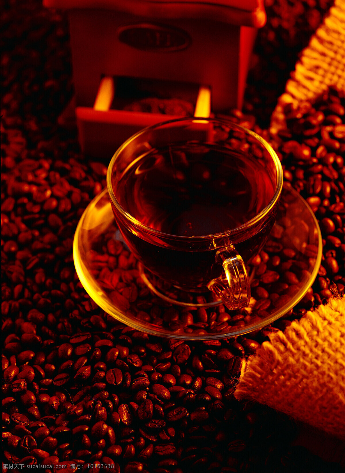 咖啡豆 托盘 咖啡 一堆咖啡豆 颗粒 果实 饱满 许多 很多 搅拌机 粉碎机 搅拌 打碎 coffee 麻袋 包装 铺垫 高清图片 咖啡图片 餐饮美食