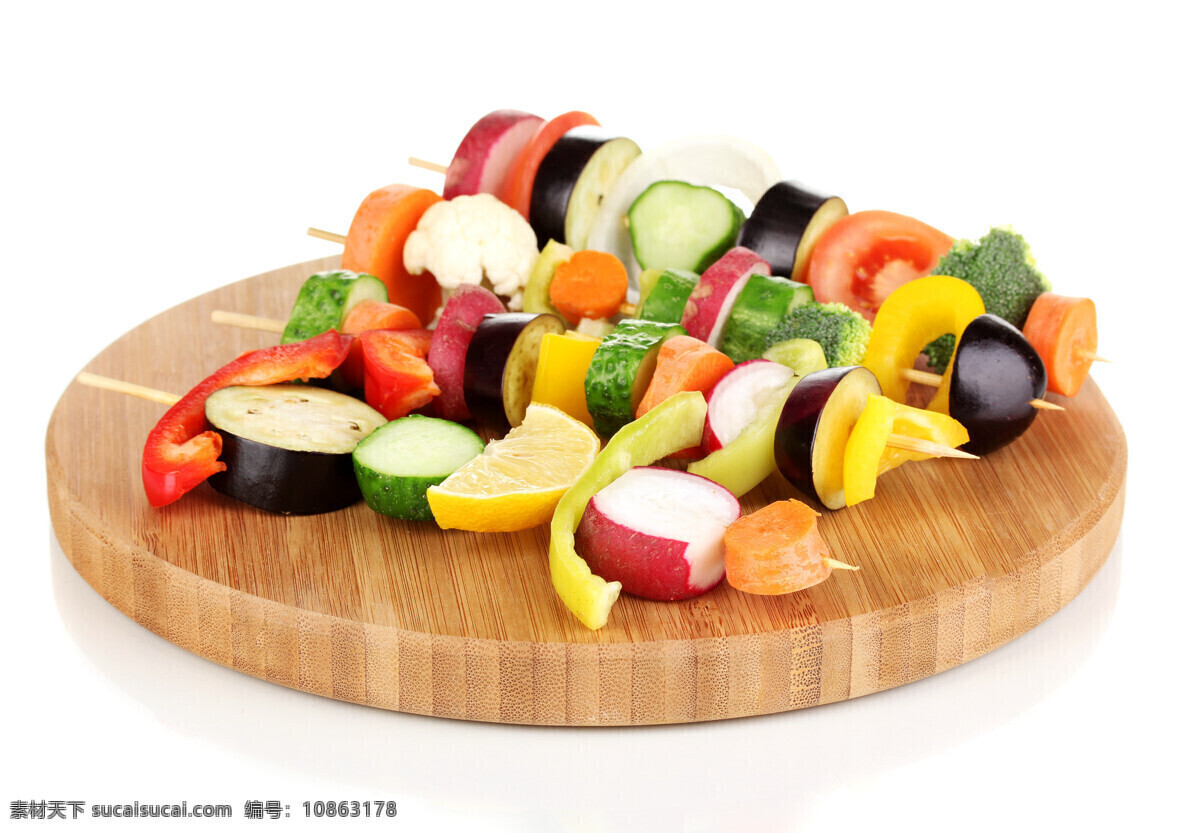 菜板 上 水果 蔬菜 新鲜蔬菜 新鲜水果 果蔬 茄子 橙子 黄瓜 番茄 辣椒 胡萝卜 水果图片 餐饮美食