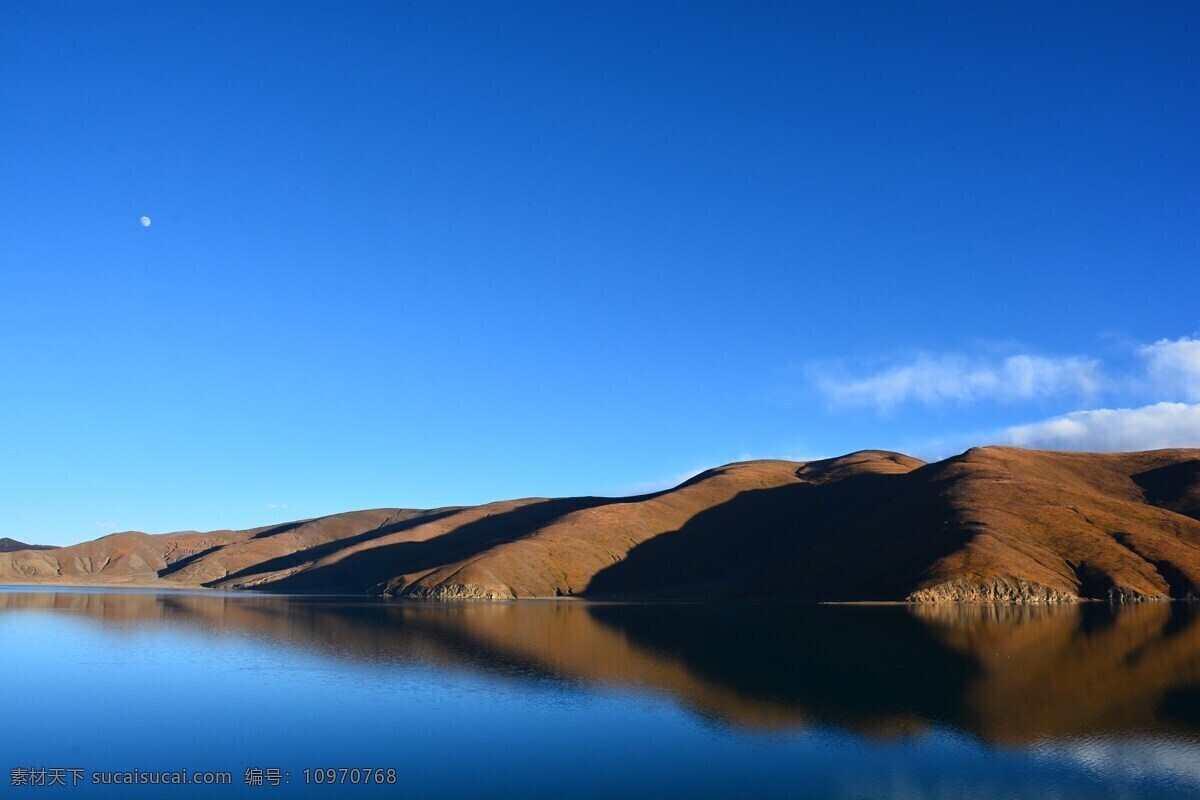 山峦湖泊 风景 平静 天空 云层 山脉 景观 湖泊山峦图片 旅游摄影 国内旅游