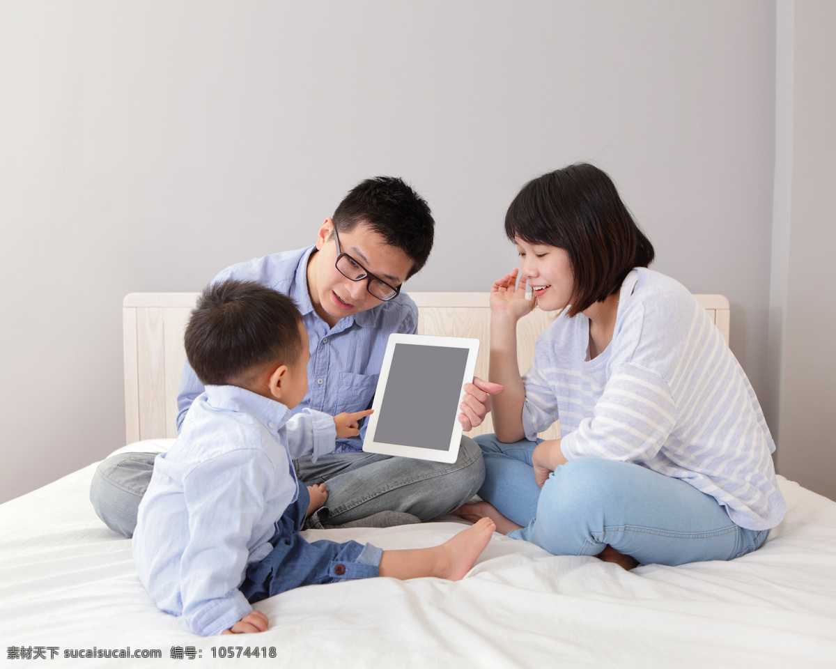 床上 幸福 家庭 平板电脑 孩子 父母 一家人 亚洲家庭 家庭图片 人物图片