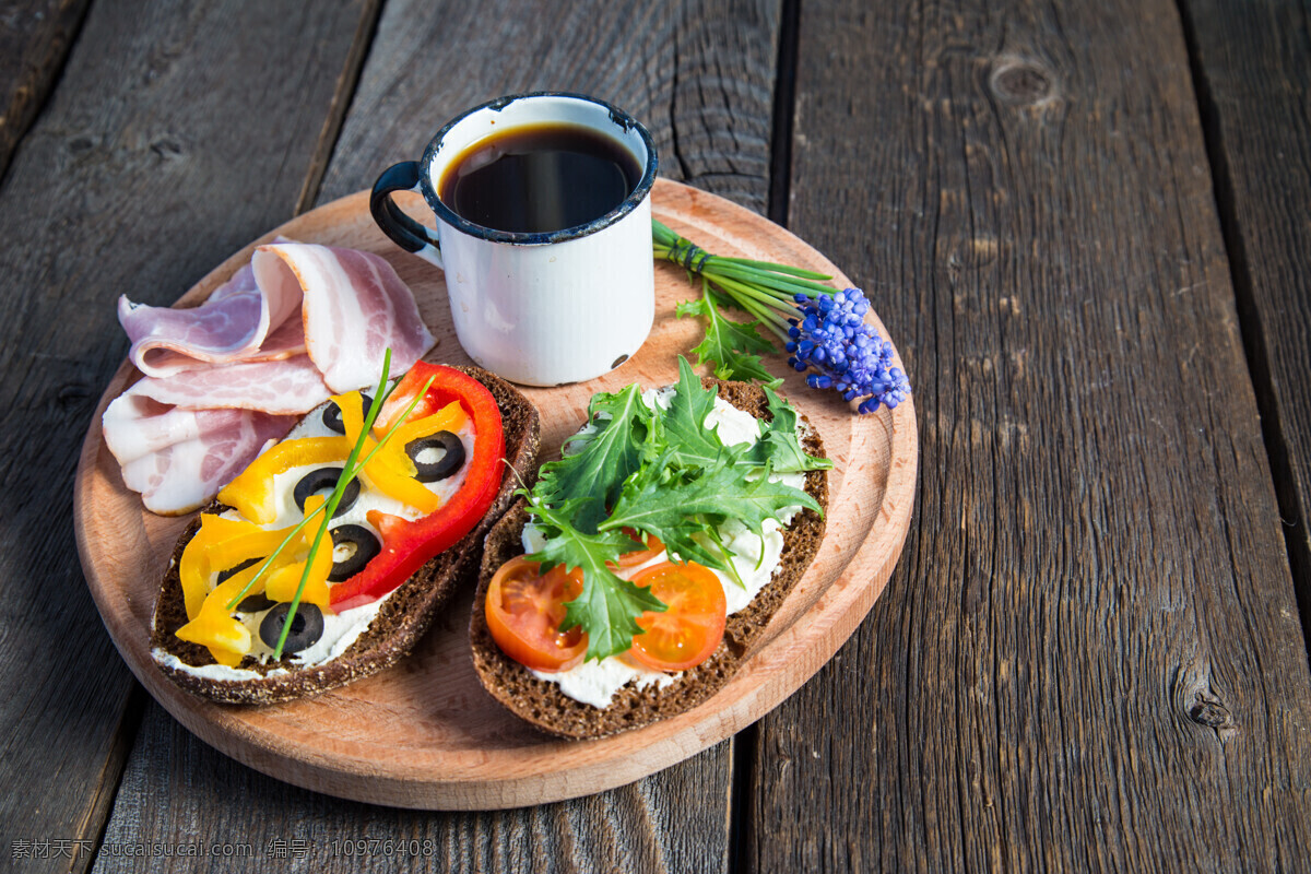 木板 上 面的 面包 培根 肉 奶油 咖啡 早餐 美味 美食 食物原料 外国美食 美食图片 餐饮美食