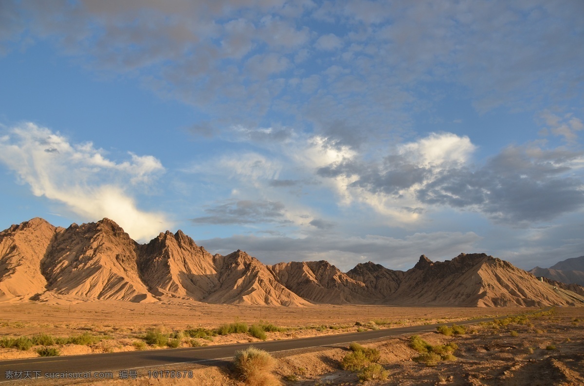 戈壁公路 戈壁 公路 山脉 荒草 沙漠 蓝天 白云 国外旅游 旅游摄影 蓝色