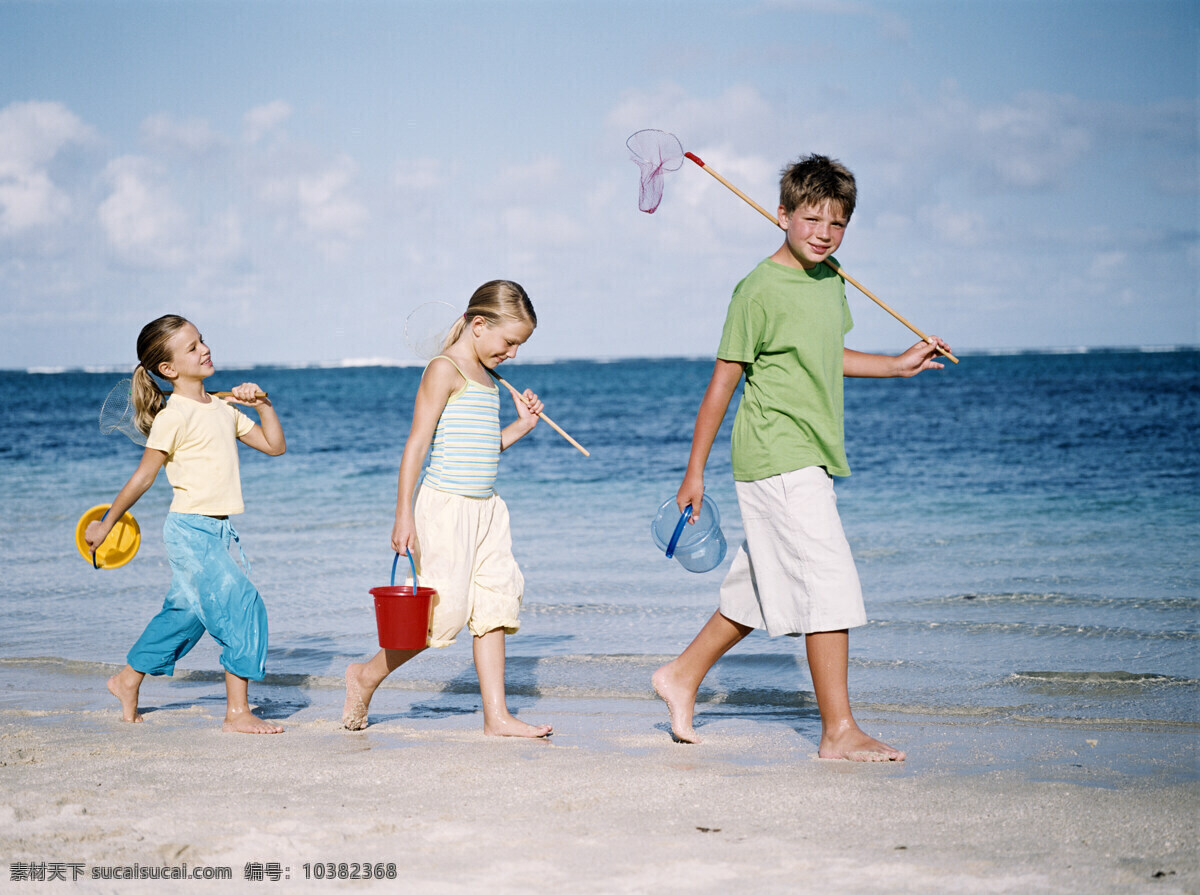 走 沙滩 上 儿童 外国家庭 小女孩 小男孩 幸福 家庭 海边 玩耍 快乐 开心 渔具 小桶 假日沙滩 生活人物 人物图片