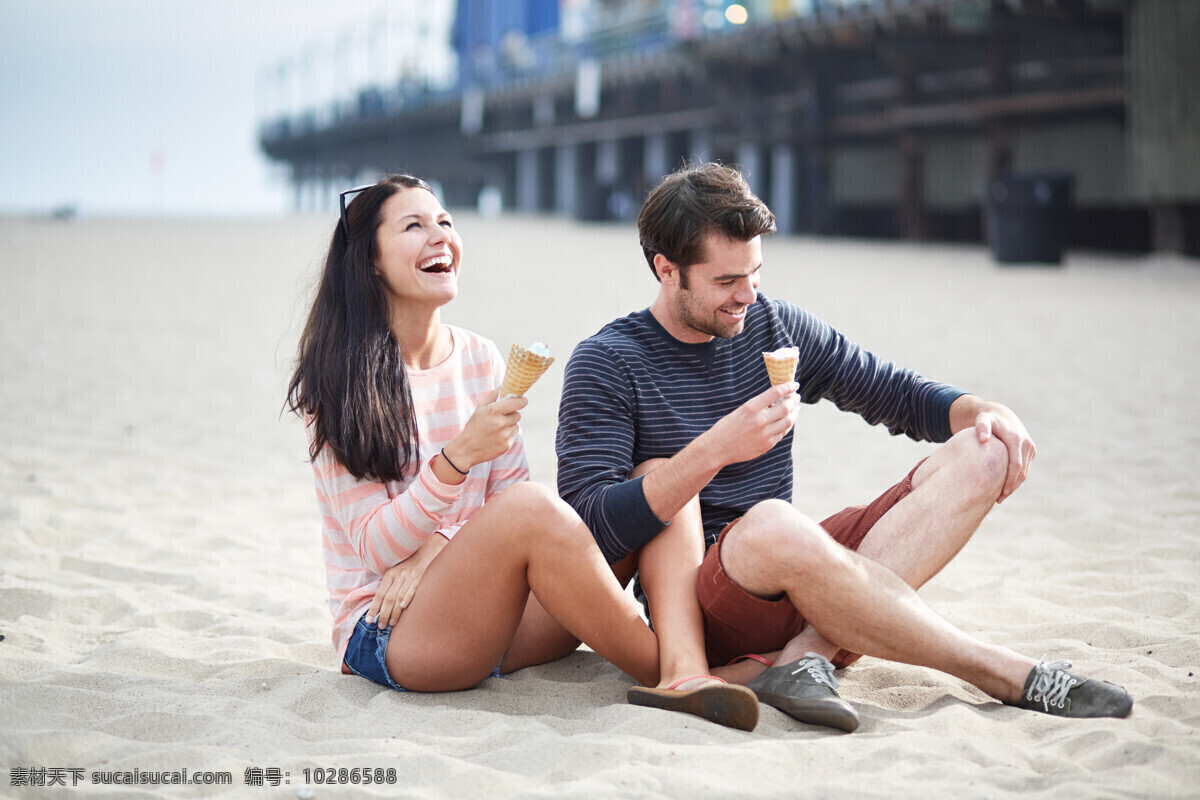 沙滩 上 吃 冰淇淋 情侣 美女 帅哥 国外情侣 夫妻 生活人物 情侣图片 人物图片