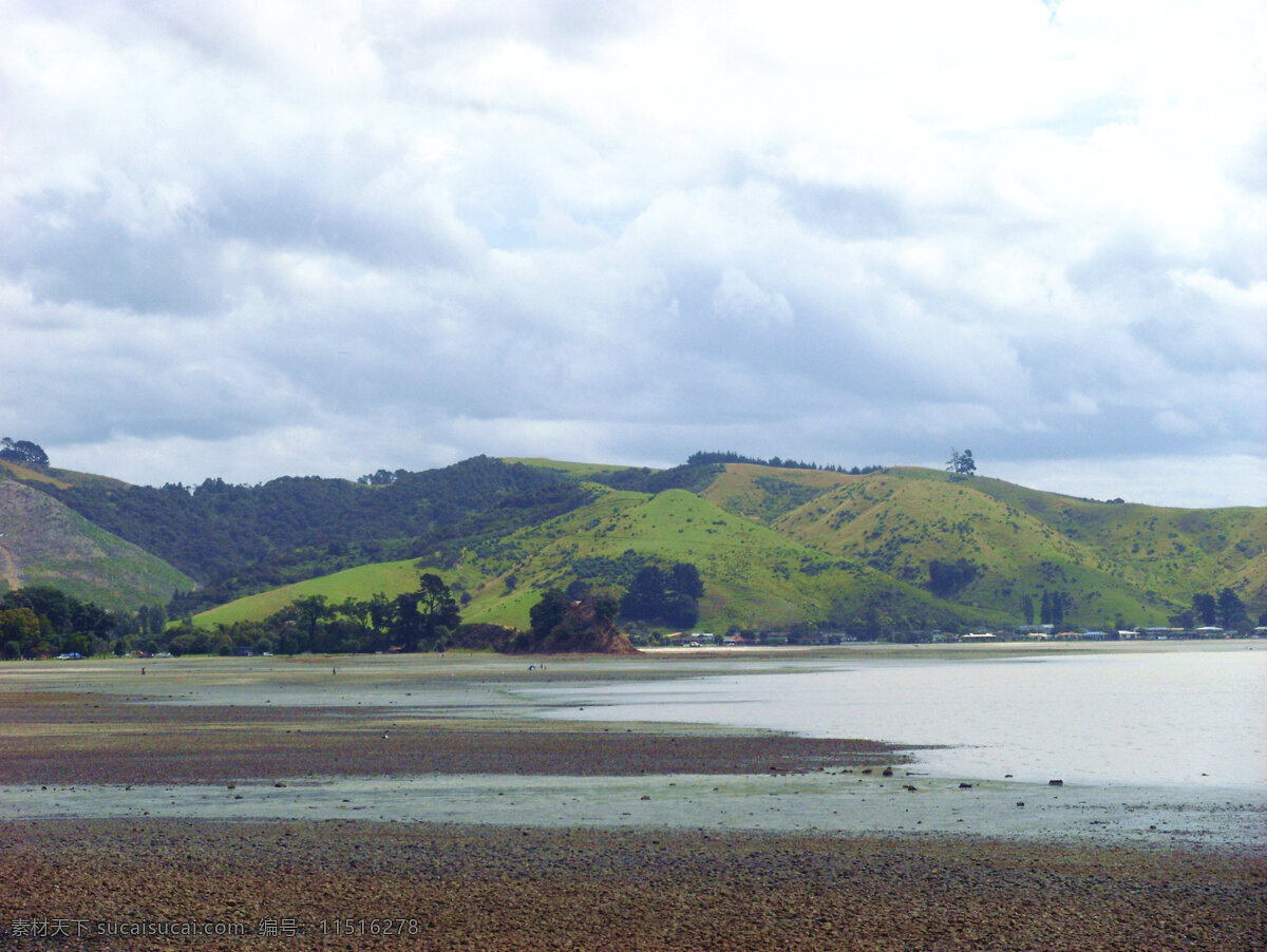 国外旅游 海水 海滩 海湾 蓝天 旅游摄影 绿树 牧场 新西兰 风景图片 新西兰风景 阴云 远山 海滨 风光 psd源文件