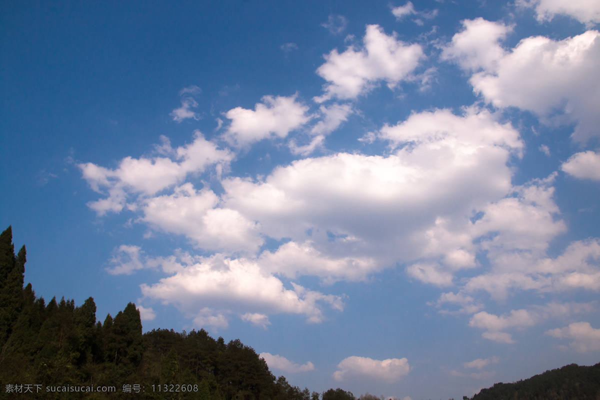 蓝色天空 云朵 海报 蓝色 天空 云朵海报背景 云 蔚蓝天空 密集的云朵 多云 晴朗 山峰