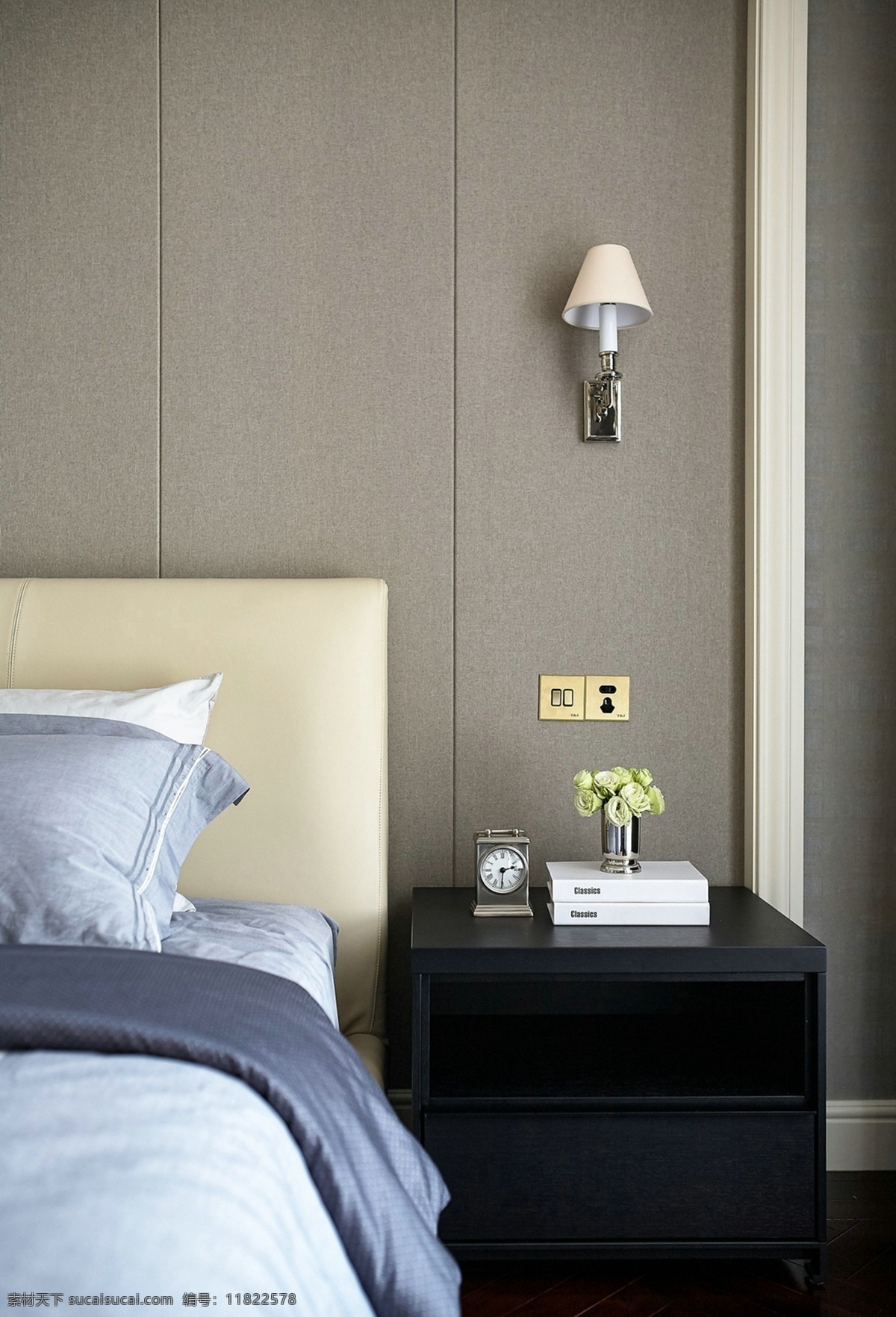 室内设计 家装 效果图 米色小花 闹钟 黑色床头柜 米白床靠 银灰色被子 墙面设计 小台灯 家装效果图