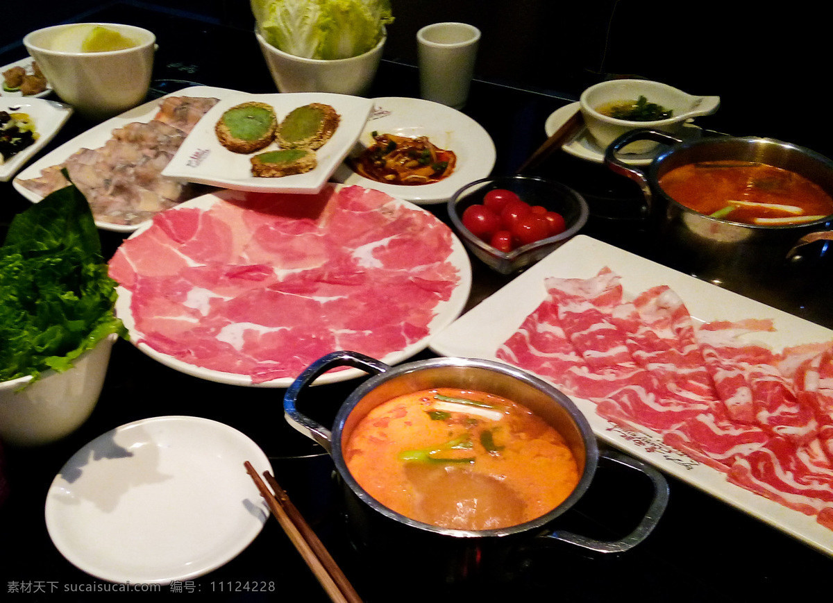 小火锅 肉片 肥羊 绿豆饼 一桌子菜 汤锅 空盘 餐饮美食 食物原料