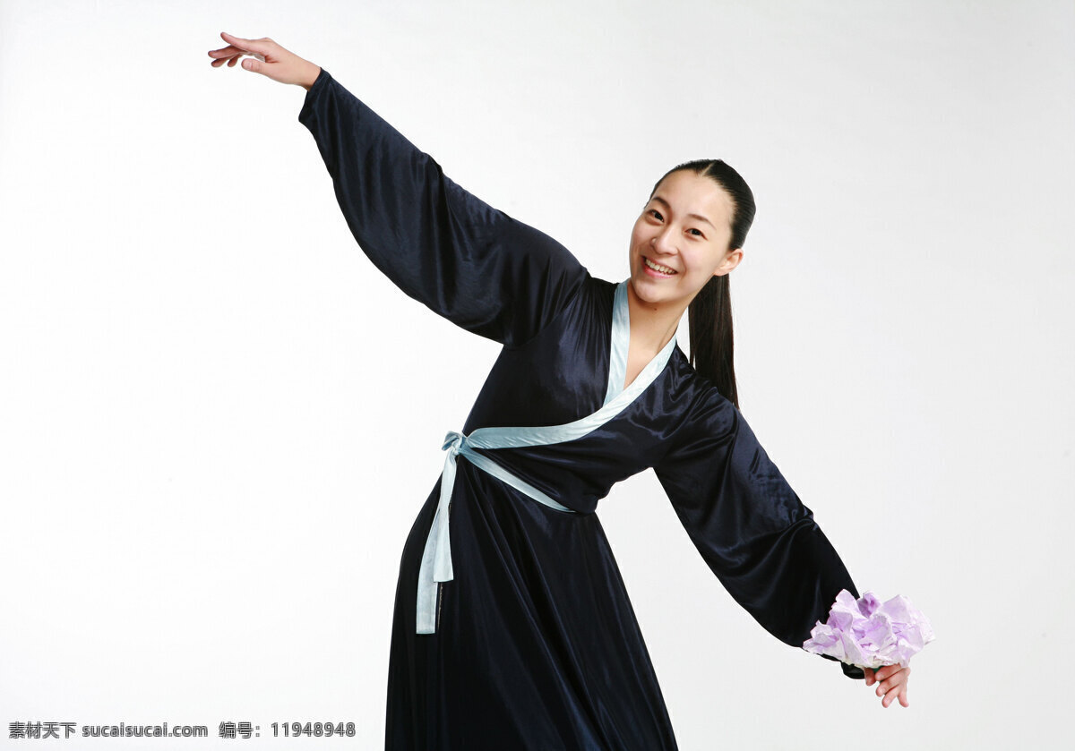 表演 传统 舞蹈 朝鲜 美女图片 女性 女人 美女 艺术 舞蹈演员 优美 舞姿 鲜花 朝鲜舞 少数民族 民族舞 民族服装 传统舞蹈 摄影图 素材图库 高清图片 人物图片
