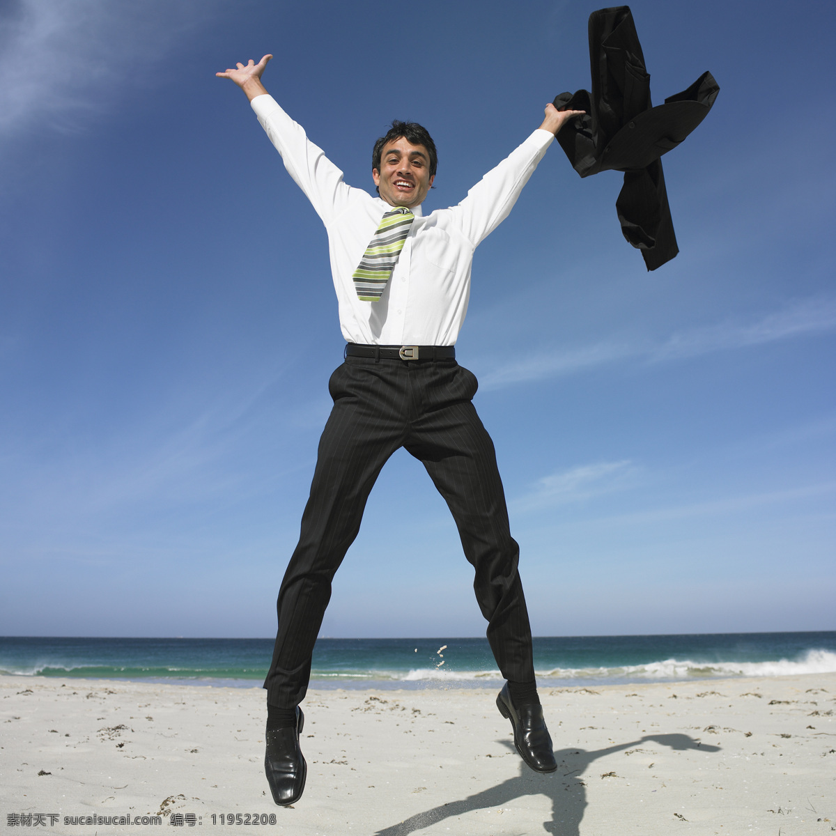跳跃 商务 男性 职业人物 商务人士 职场 白领 职业男性 自信 沙滩 海滩 成功男人 成功男士 商务男性 人物图片