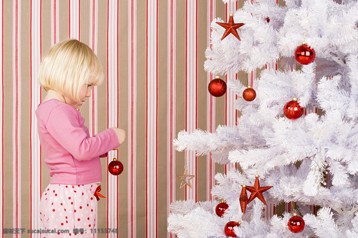装扮 圣诞树 可爱 女孩 孩子的圣诞节 外国儿童 孩子 小孩 圣诞节 小女孩 节日庆典 生活百科
