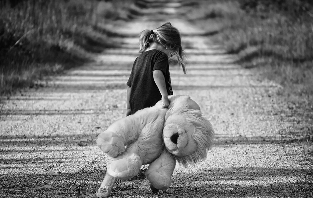 孤独的小女孩 小姑娘 路 孤独 玩具 狮子玩具 小女孩 旅游摄影 自然风景