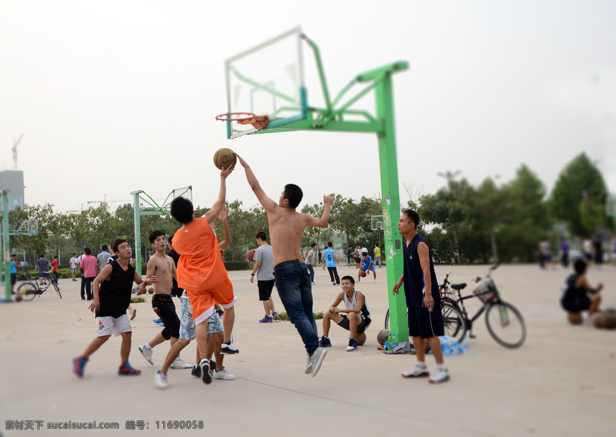 打篮球的人们 篮球场 篮球 学生 运动 体育课 文化艺术 体育运动