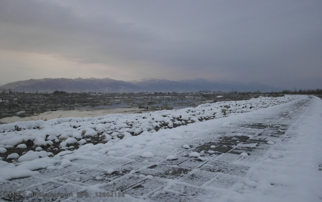 结了冰的道路 道路 结冰 积雪 户外 天空 山丘 雪堆 乡村风采 自然景观 自然风景