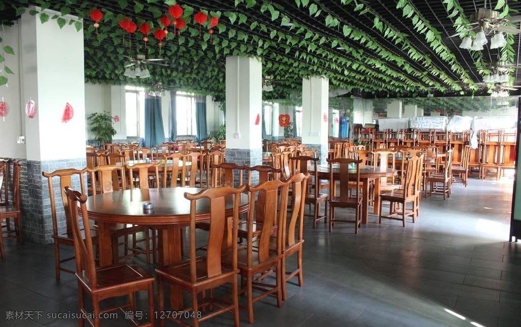 酒楼桌凳图片 酒楼桌凳 大厅 绿色叶子 地板 柱子 白墙 建筑园林 室内摄影