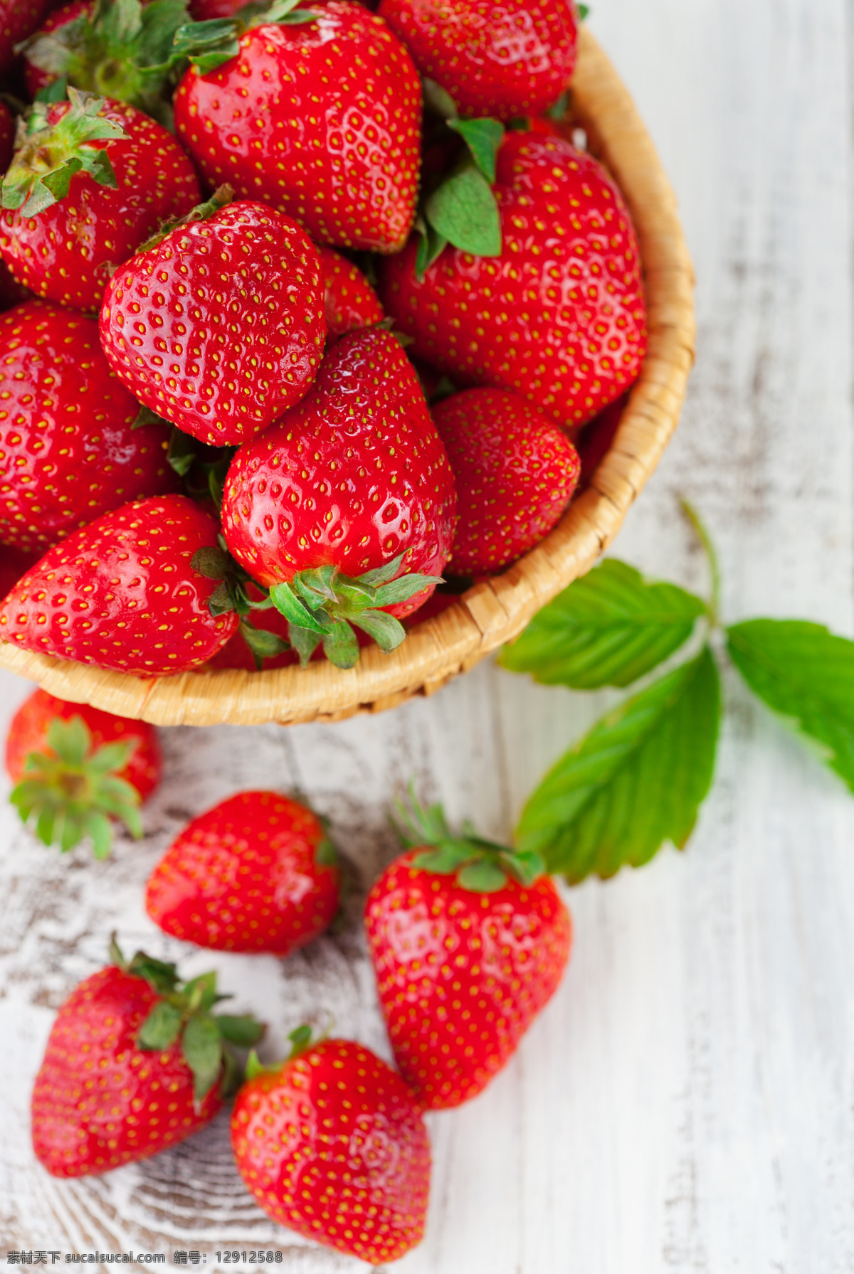 成熟的草莓 新鲜草莓 新鲜水果 水果摄影 果实 水果蔬菜 餐饮美食 红色