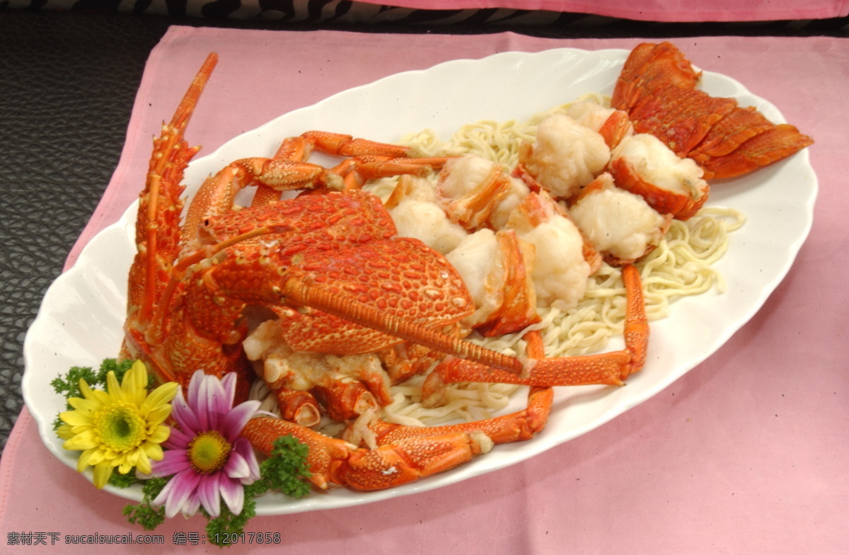 上汤 伊 焗 龙虾 焗龙虾 伊面 菊花 碟 粉红台布 餐饮美食 传统美食 摄影图库