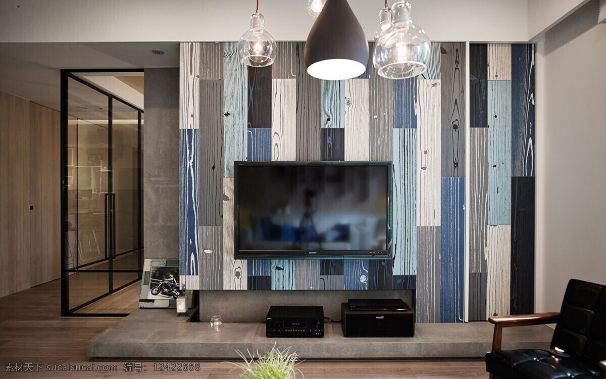 简约 客厅 条纹 电视 背景 墙 装修 效果图 个性吊灯 灰色电视柜 灰色墙壁 门框 木地板 椅子