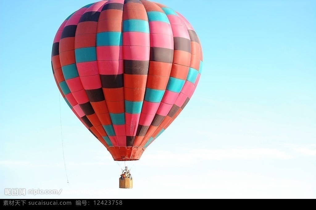 氢气球 蓝色的天空 载人氢气球 旅游摄影 人文景观 摄影图库 bmp