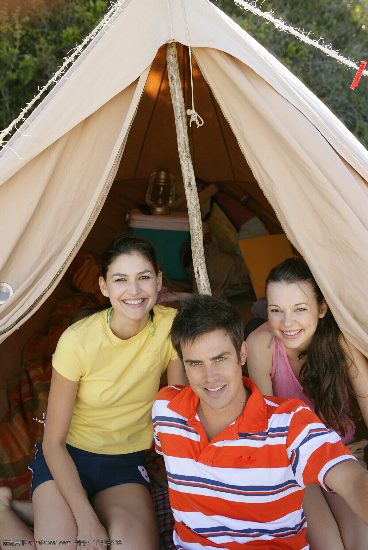 帐篷 里 男女 男孩 女孩 情侣 度假 野外聚餐 美食 野外宿营 生活人物 人物图片