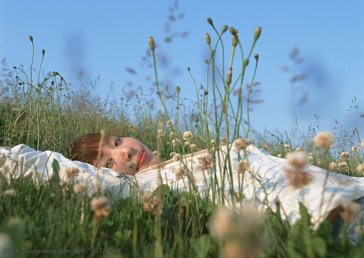 美女 平躺 花草 中 躺下 躺着 草地 舒心 静默 平静 舒服 美女图片 人物图片