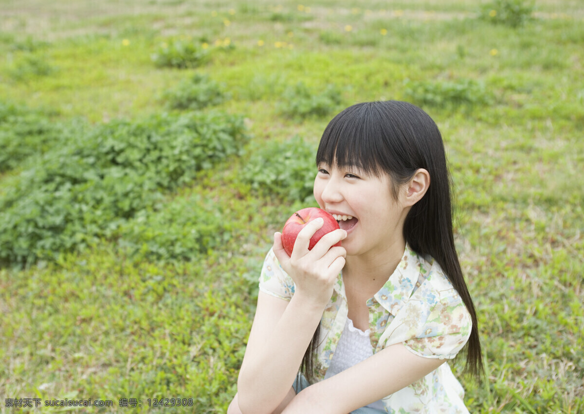 吃 苹果 清纯 女生 高中生 中学 青年 美女 女孩 青春 吃苹果 校园生活 学校素材 人物素材 高清图片 生活人物 人物图片