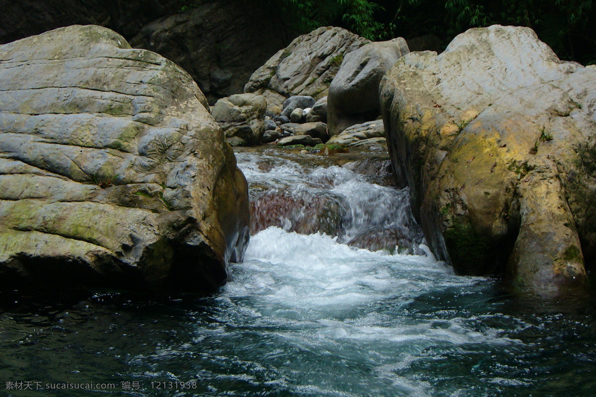 原始森林 小河 石头与溪水 小溪 激流 清澈 泉水 溪水 自然景观 山水风景 摄影图库