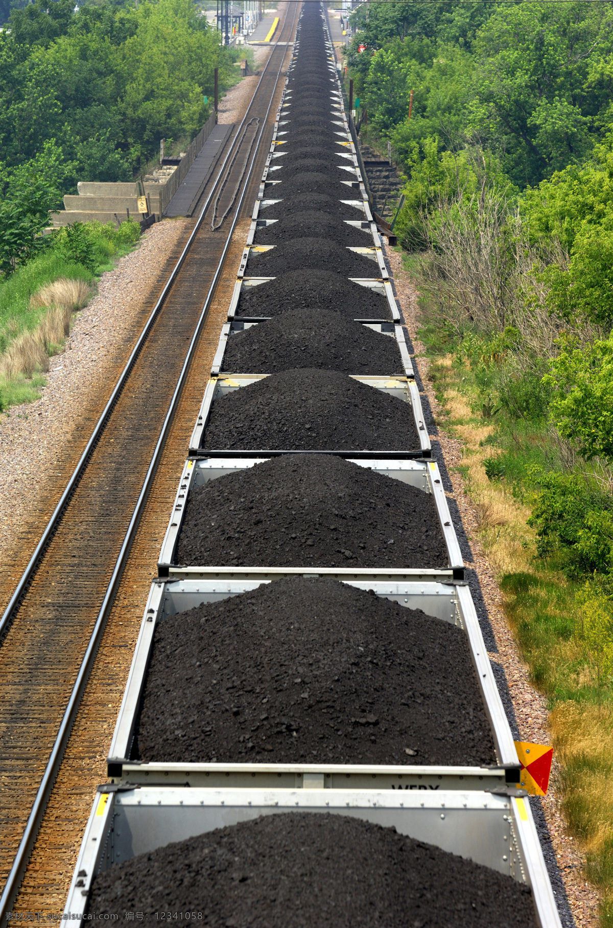 装 煤 火车 采煤 煤炭 煤矿 矿石 原煤 煤炭工业 煤炭运输车 工业生产 现代科技