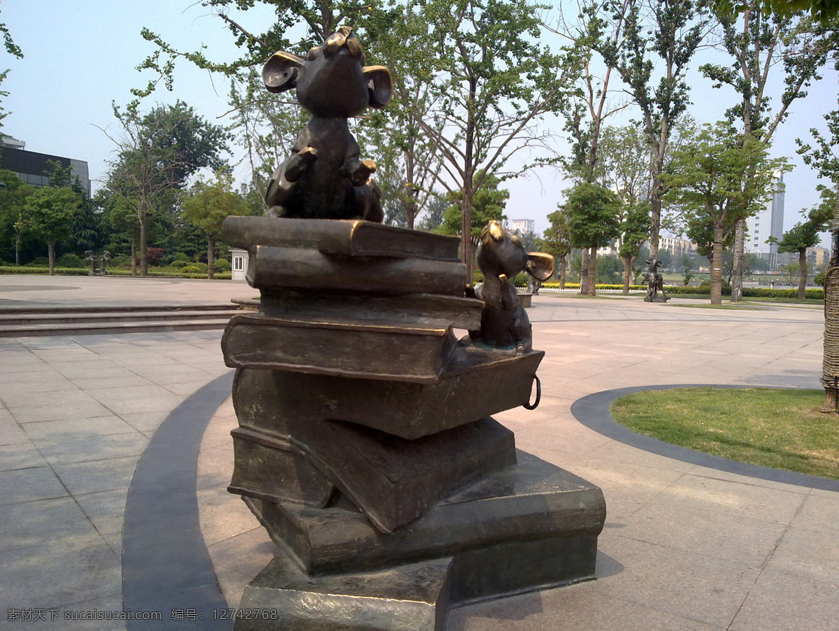 铸铜雕塑鼠 雕塑 铸铜 鼠 生肖 十二生肖 子鼠 风景 风情 古典 文化 中国 民俗 公园 雕像 动物 害虫 建筑园林
