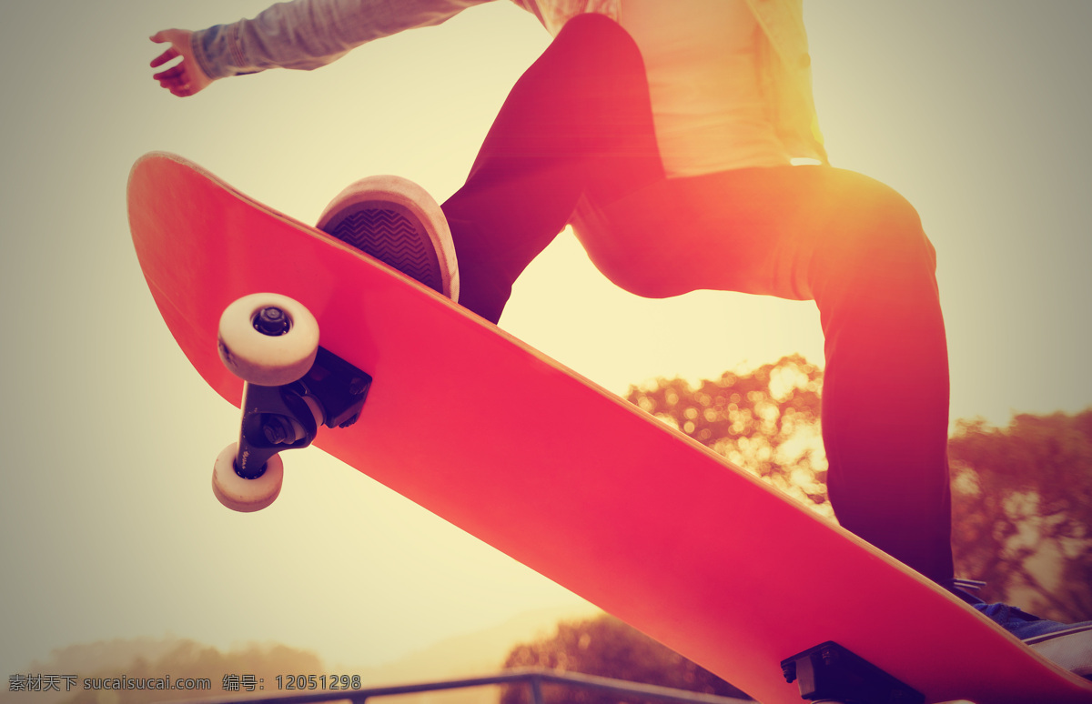 阳光 下 玩 滑板 男孩 动感人物 滑板运动 体育运动 生活百科