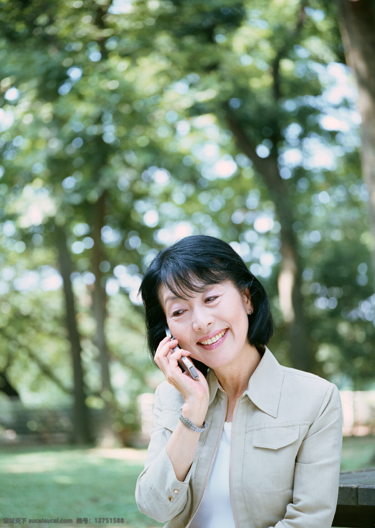 打电话 老年 妇女 老年生活 老年人 老人 健康老人 女性 中年妇女 女人 电话 手机 老人图片 人物图片