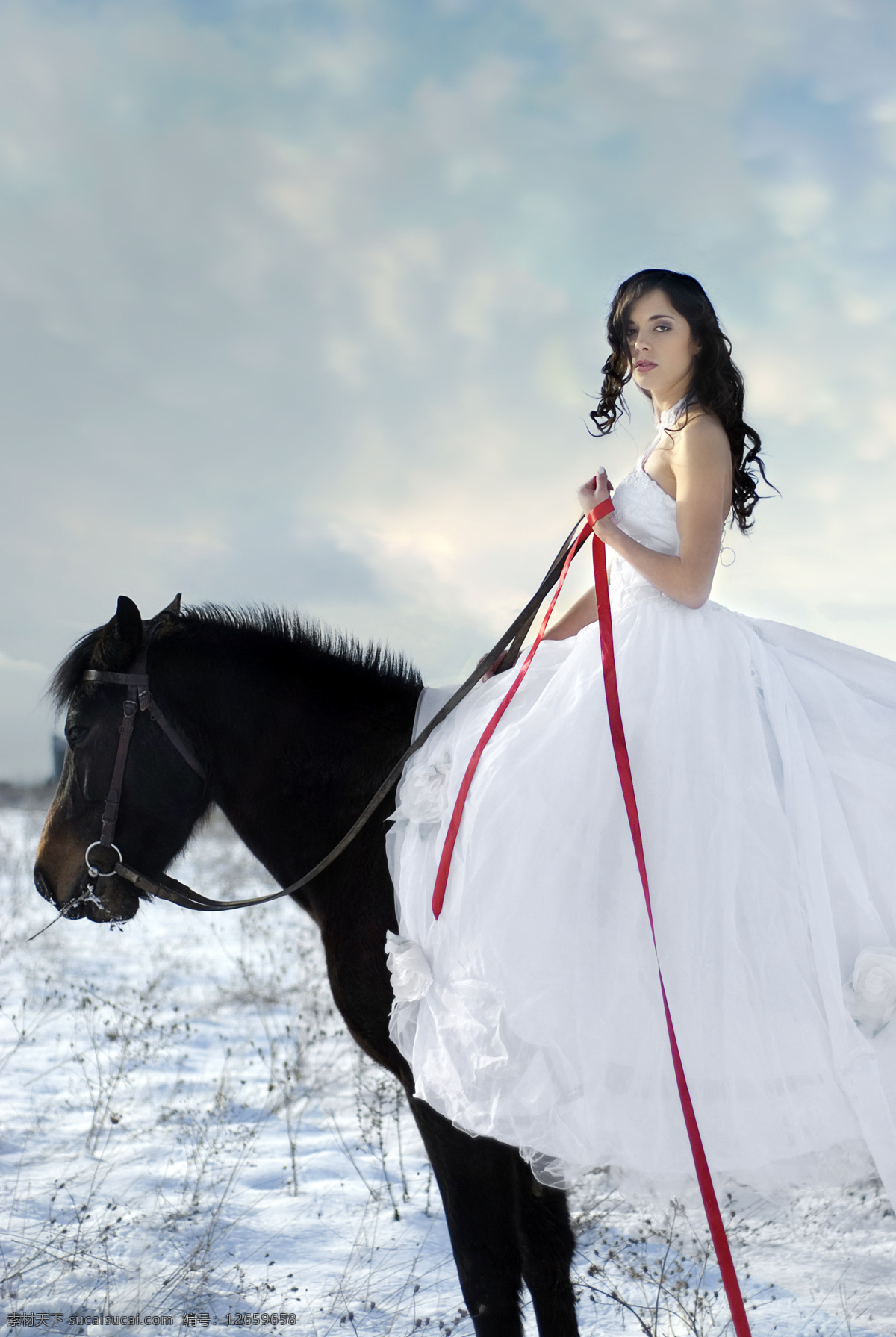 雪地 马上 新娘 高清 骑马 卷发新娘 白色婚纱 骏马 美女