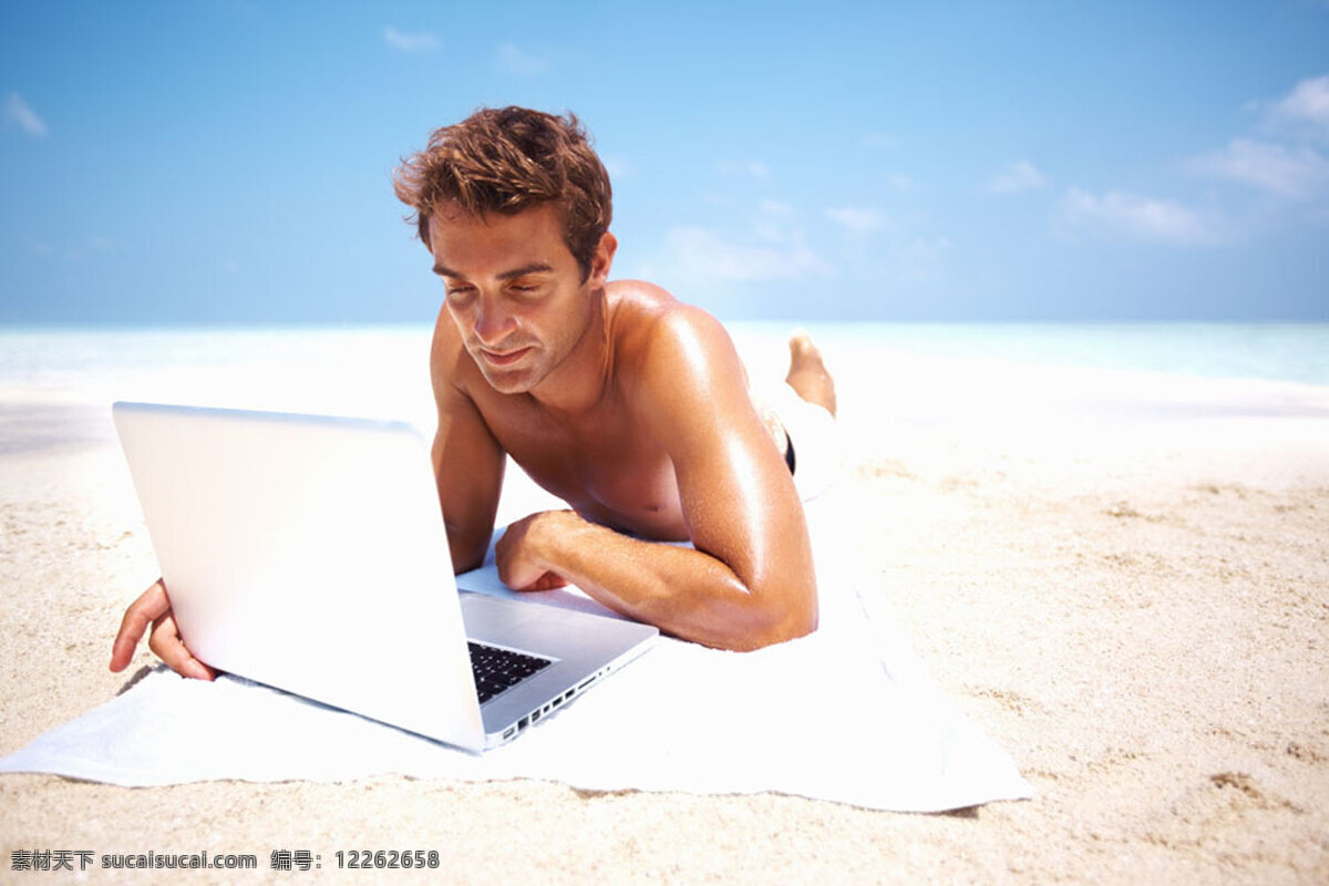 笔记本电脑 大海 海滩 男人 人物摄影 人物图库 日光浴 沙滩 晒太阳 生活人物 上网 沙滩人物 外国男性 魅力男士 psd源文件