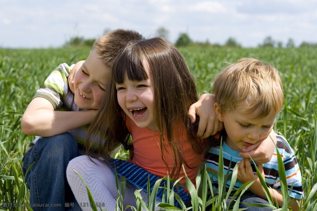 草地 里 三 人 孩子 外国孩子 三个孩子 草坪 蓝天 白云 儿童图片 人物图片