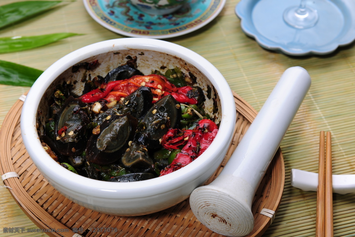 擂椒皮蛋 皮蛋 擂椒 冷菜 冷盘 凉菜 开胃菜 艺术摆盘 传统特产 中式菜品 传统菜 中式菜品摄影 菜品摆拍 美食菜品酒类 餐饮美食 传统美食