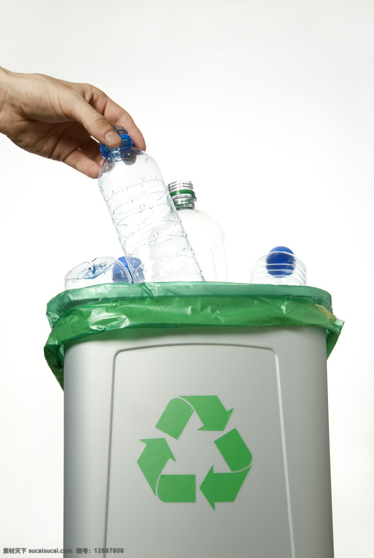 垃圾桶 回收利用 丢瓶子 矿泉水瓶 废品回收 循环能源 环保主题 能源节能环保 生活百科