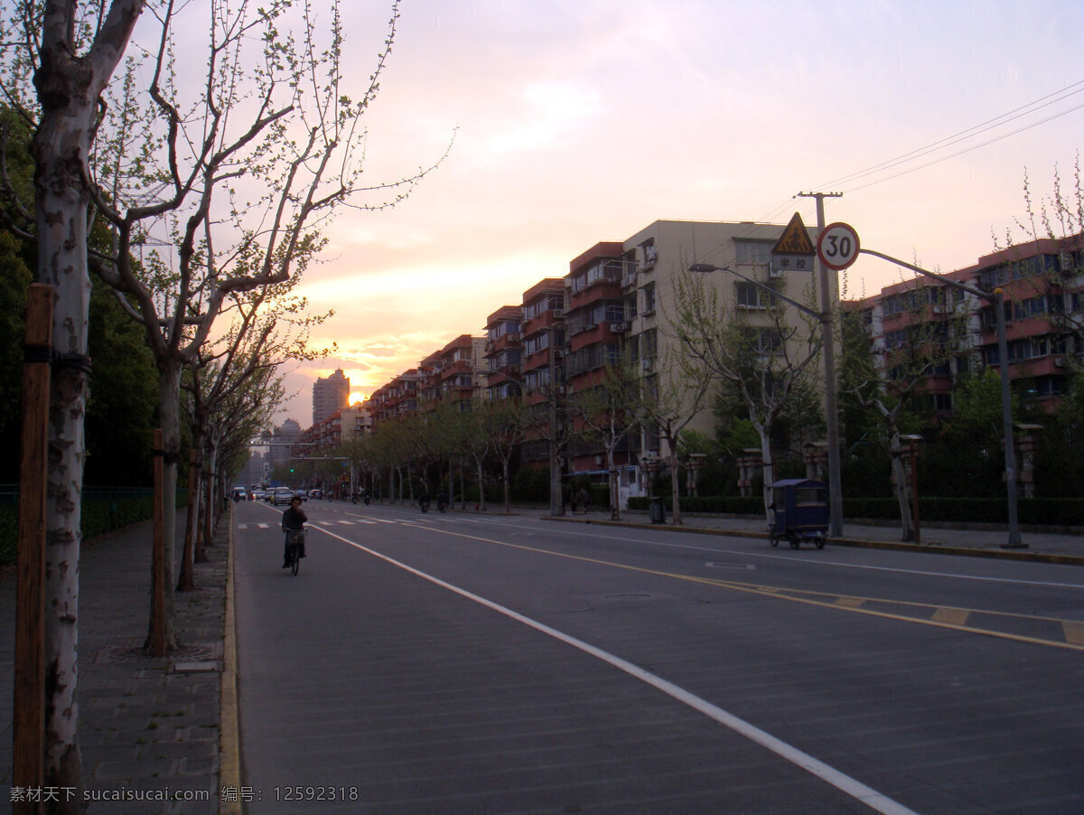 彩云 道路指示牌 电线 建筑 建筑景观 路灯 落日 摩托车 夕阳红 晚霞 天空 云层 云海 树木 汽车 电架 自然景观