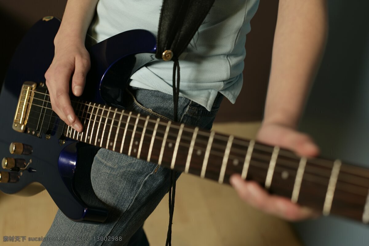 吉他 外国 女孩 外国女孩 乐器 动作 音乐 生活人物 人物图片