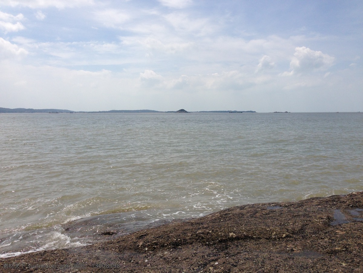 白云 天空 云层 蓝天 海水 建筑 大海 城市 岛屿 海岸 云天空 自然景观 自然风景