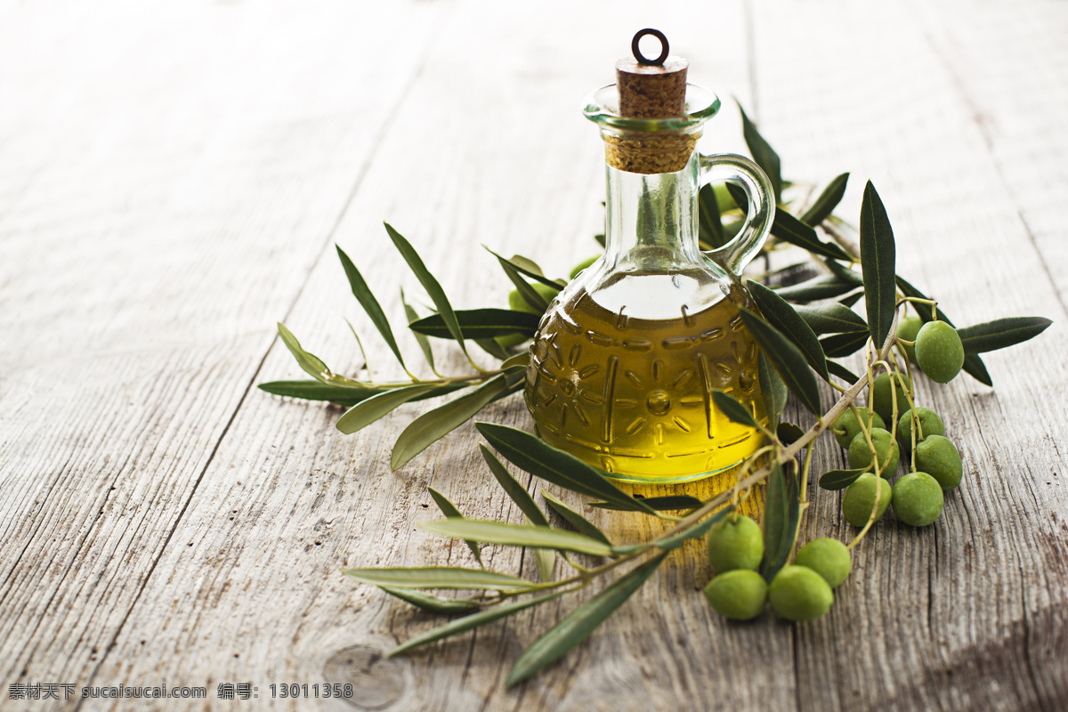 木板 上 橄榄 橄榄油 橄榄叶 玻璃瓶 食材原料 餐饮美食