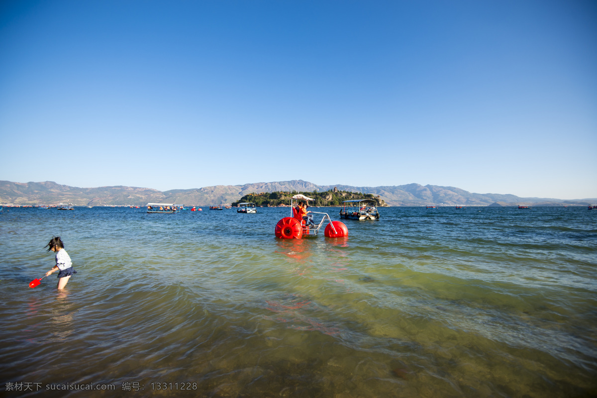 抚仙湖 湖水 玉溪 游船 玩水的小女孩 自然景观 自然风景