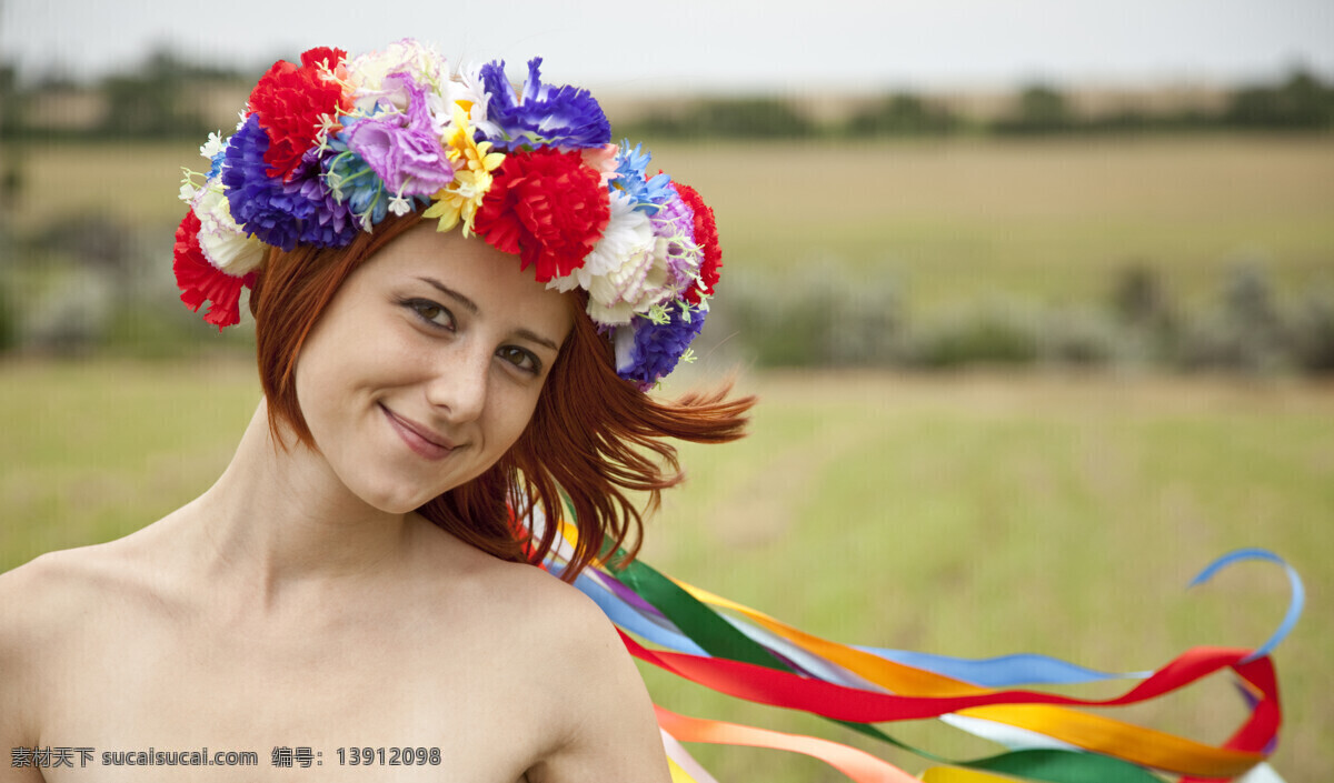 站 草地 上 戴 花环 美女图片 美女 外国美女 郊外 高山 彩带 微笑 人物摄影 人物图片