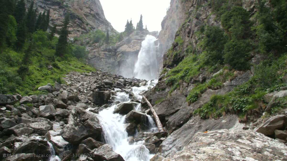 山瀑布 自然 瀑布 山 水 草 河 滴 岩石 石头 天空 树 太阳 夏天 山谷 峡谷