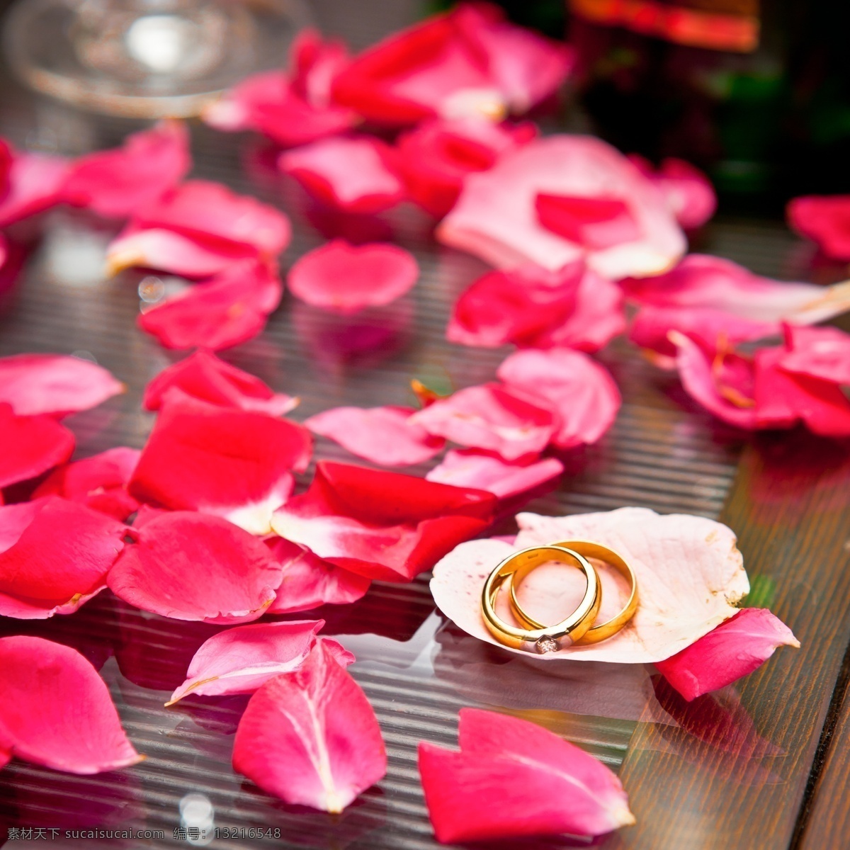花瓣 上 戒指 花环 鲜花 结婚 婚礼 珠宝服饰 生活百科
